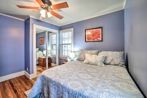 2 bedrooms, iron/ironing board, internet, bed sheets - Modern Home w/ Backyard, 1 Mi to Dtwn Sturgeon Bay (Sturgeon Bay)