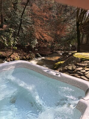 Outdoor spa tub - Tranquil Elegance, Secluded & Romantic-Luxury Retreat by Beautiful Creek (FERGUSON)