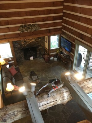 Smart TV, fireplace, DVD player, books - Tranquil Elegance, Secluded & Romantic-Luxury Retreat by Beautiful Creek (FERGUSON)