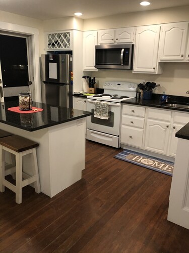 Unbeatable location! Marginal Way, beach, town center. 4 bedrooms, WIFI, parking