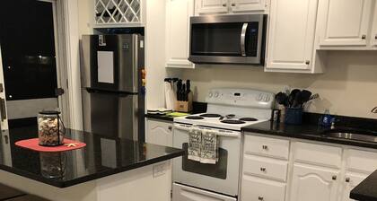 Unbeatable location! Marginal Way, beach, town center. 4 bedrooms, WIFI, parking