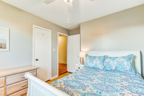 3 bedrooms, iron/ironing board, free internet, bed sheets