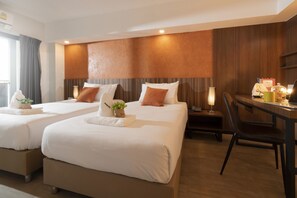 Suite Twin | 客房内保  险箱、办公桌、笔记本电脑工作区、遮光窗帘