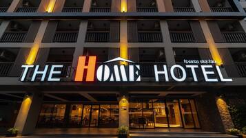 Vista frontal de la propiedad por la tarde o noche