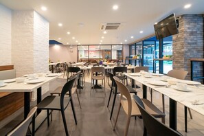 Daily buffet breakfast for a fee - The Home Hotel (Bangkok)