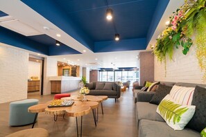 Lobby sitting area - The Home Hotel (Bangkok)