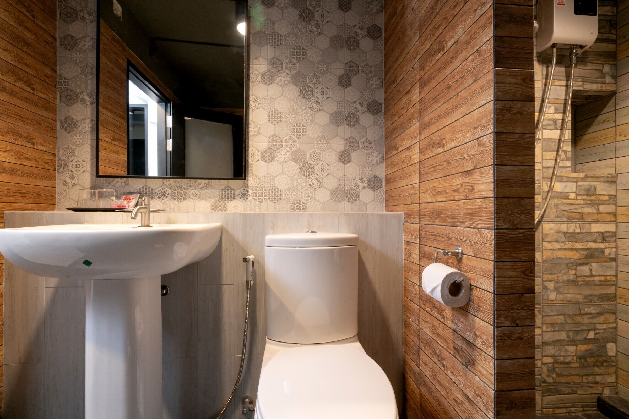 shower, free toiletries, towels