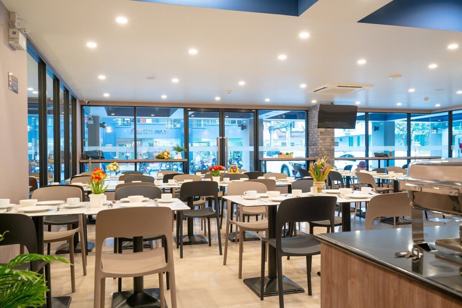 Daily buffet breakfast (THB 120 per person)