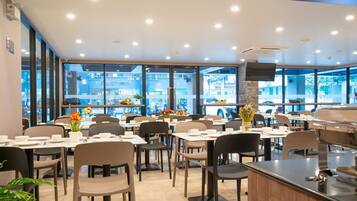 Desayuno buffet (THB 120 por persona)