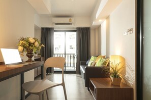 Flat-screen TV - The Home Hotel (Bangkok)