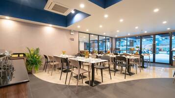 每日供應自助早餐 (每人 THB120)