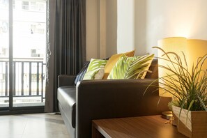 Flat-screen TV - The Home Hotel (Bangkok)