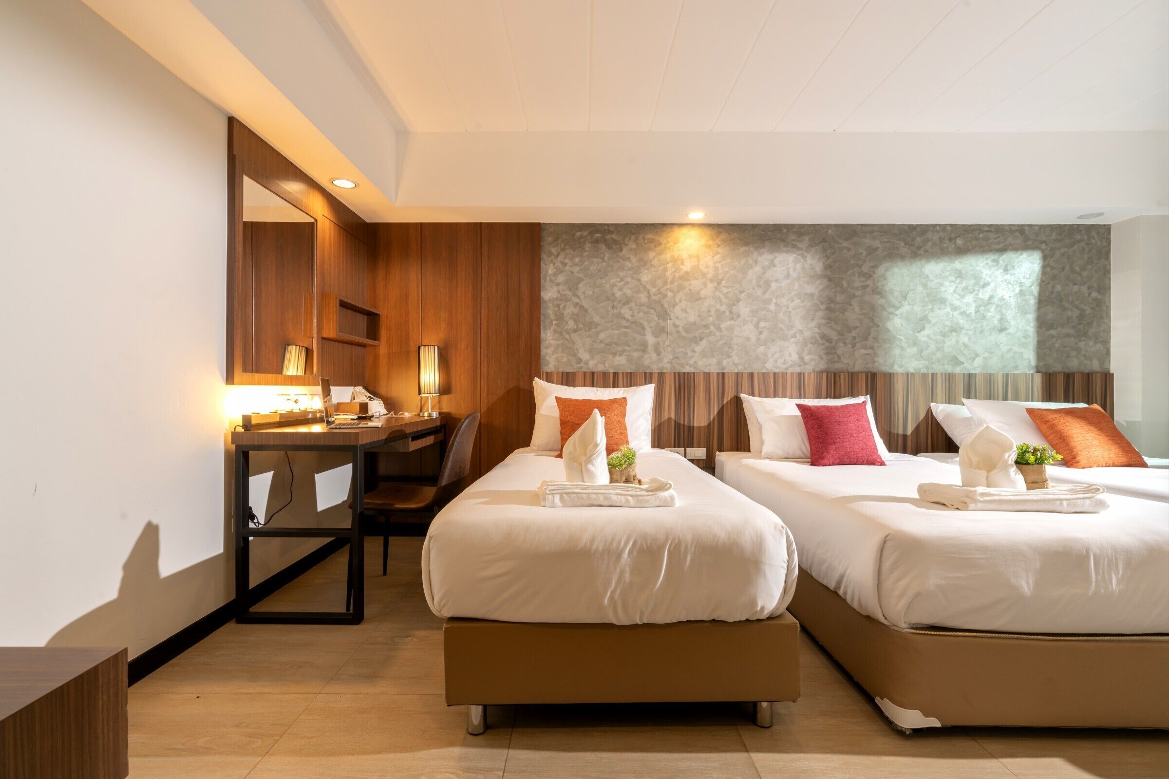 triple room | 1 bedroom, in-room safe, desk, laptop workspace