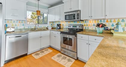 Oceanfront, event-friendly home with multiple decks & WiFi - 2 dogs ok