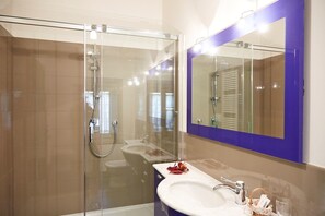 Shower, hair dryer, bidet, towels - Lovely apartment in villa with WIFI, A/C, pool, TV, veranda, panoramic view, close to San Gimignano (Montaione)
