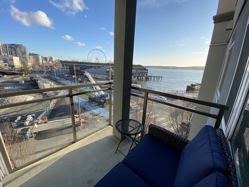 Waterfront Balcony Retreat -Steps to Pike Place & Aquarium