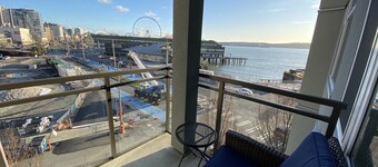 Waterfront Balcony Retreat -Steps to Pike Place & Aquarium
