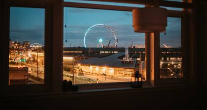 Stroll to Pike Market from a Waterfront Condo with a Balcony
