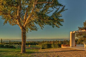 Terrace/patio - Cosy apartment in villa with WIFI, pool, A/C, TV, veranda and panoramic view, close to San Gimig... (Montaione)