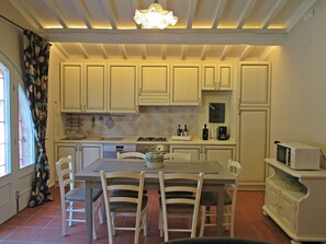Fridge, microwave, oven, stovetop - Nice apartment in villa with A/C, WIFI, pool, TV, veranda, panoramic view, close to San Gimignano (Montaione)