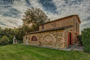 Exterior - Cosy apartment in villa with A/C, pool, WIFI, TV, veranda and panoramic view, close to San Gimig... (Montaione)