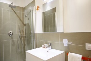 Dusche, Haartrockner, Bidet, Handtücher