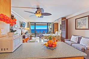 Televisión, reproductor de DVD, futbolito, mesa de ping pong