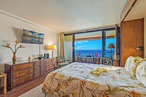 Caja de seguridad en la habitación y tabla de planchar con plancha