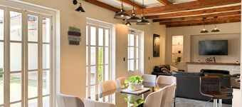 NICE HOUSE ONLY 5 STREETS FROM THE CITY CENTER