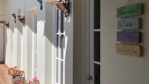 A row of white doors with decorative wall sconces and a welcome sign. - NICE HOUSE ONLY 5 STREETS FROM THE CITY CENTER (Col Centro Cuatilulco)