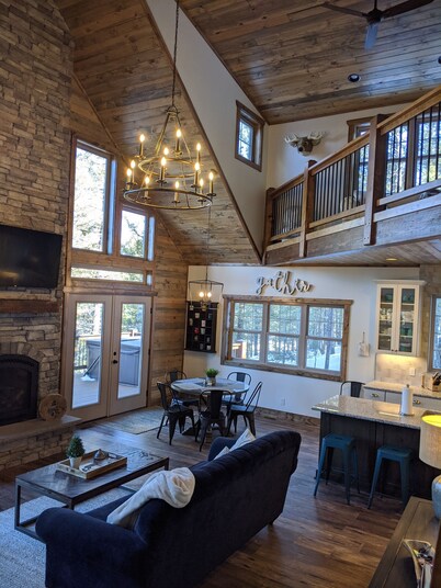 Whispering Pines - LUXURY Cabin-Hot Tub, Fireplace, Huge Deck, Pool Tbl, 6 Acres