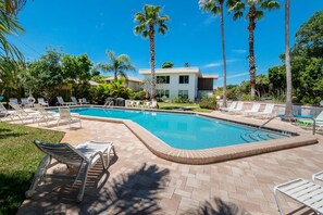 Utendørsbasseng og et oppvarmet basseng