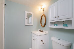 Kombinert dusj/badekar, hårføner, håndklær og såpe