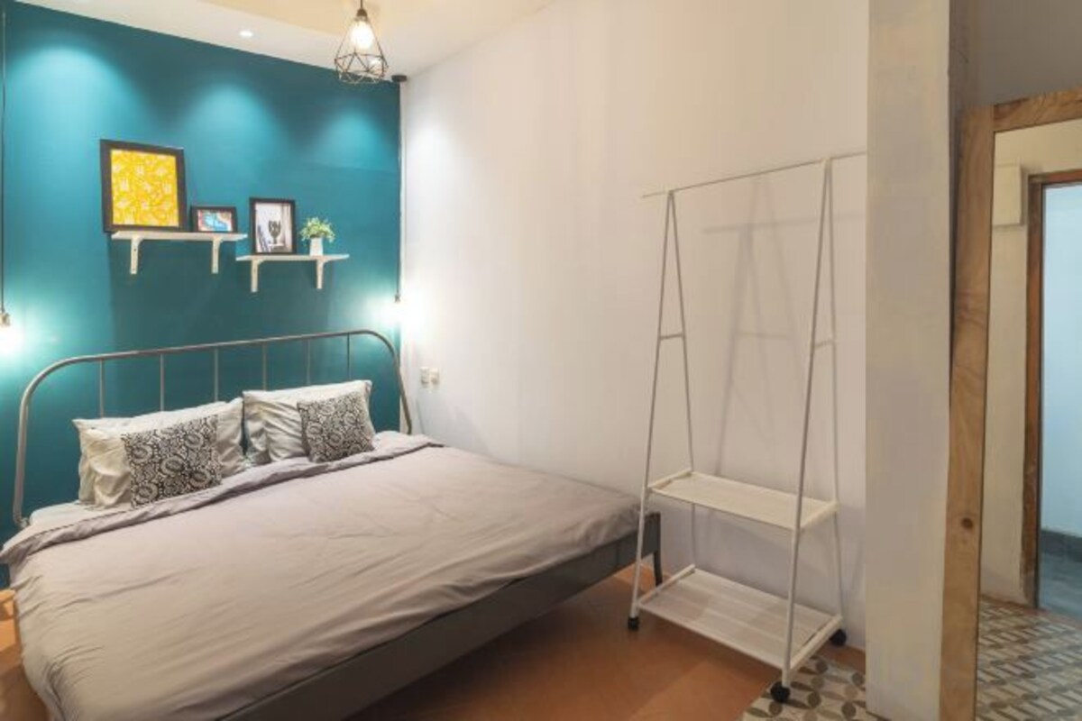 WiFi (free), bed sheets
