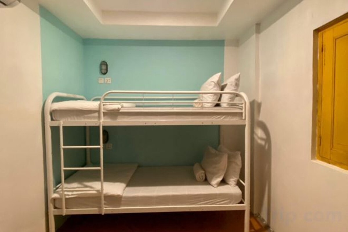 WiFi (free), bed sheets