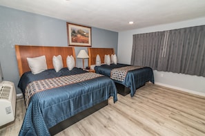 Double Room, 2 Queen Beds | Hypo-allergenic bedding, down comforters, pillowtop beds, desk