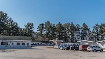 The Minuteman Inn with a parking lot and several vehicles.