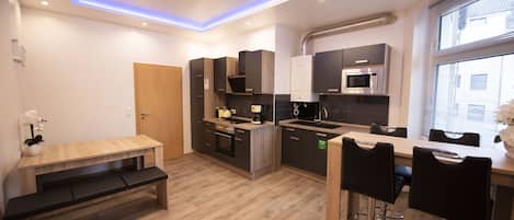 Refrigerador, microondas, horno y parrilla de estufa