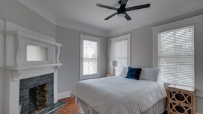 5 bedrooms, iron/ironing board, WiFi, bed sheets - Entire Duplex in Starland District (Savannah)