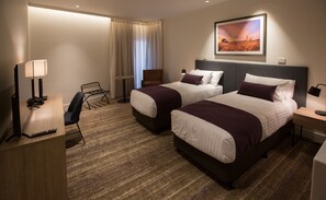 Chambre avec lits jumeaux | Coffres-forts dans les chambres, bureau, rideaux occultants