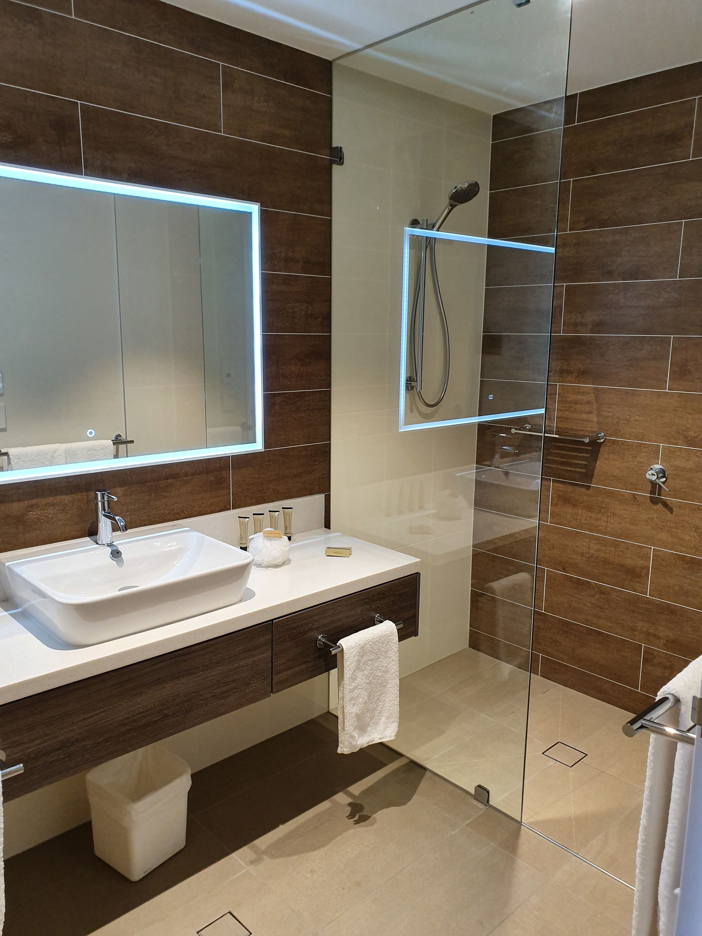 Studio Suite | Bathroom | Shower, free toiletries, hair dryer, towels