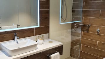 Studio Suite | Bathroom | Shower, free toiletries, hair dryer, towels