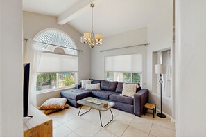 Fernseher, Kamin, Bücher