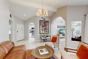 Fernseher, Kamin, Bücher