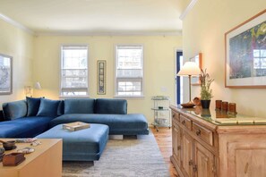 Een televisie en een kantoor