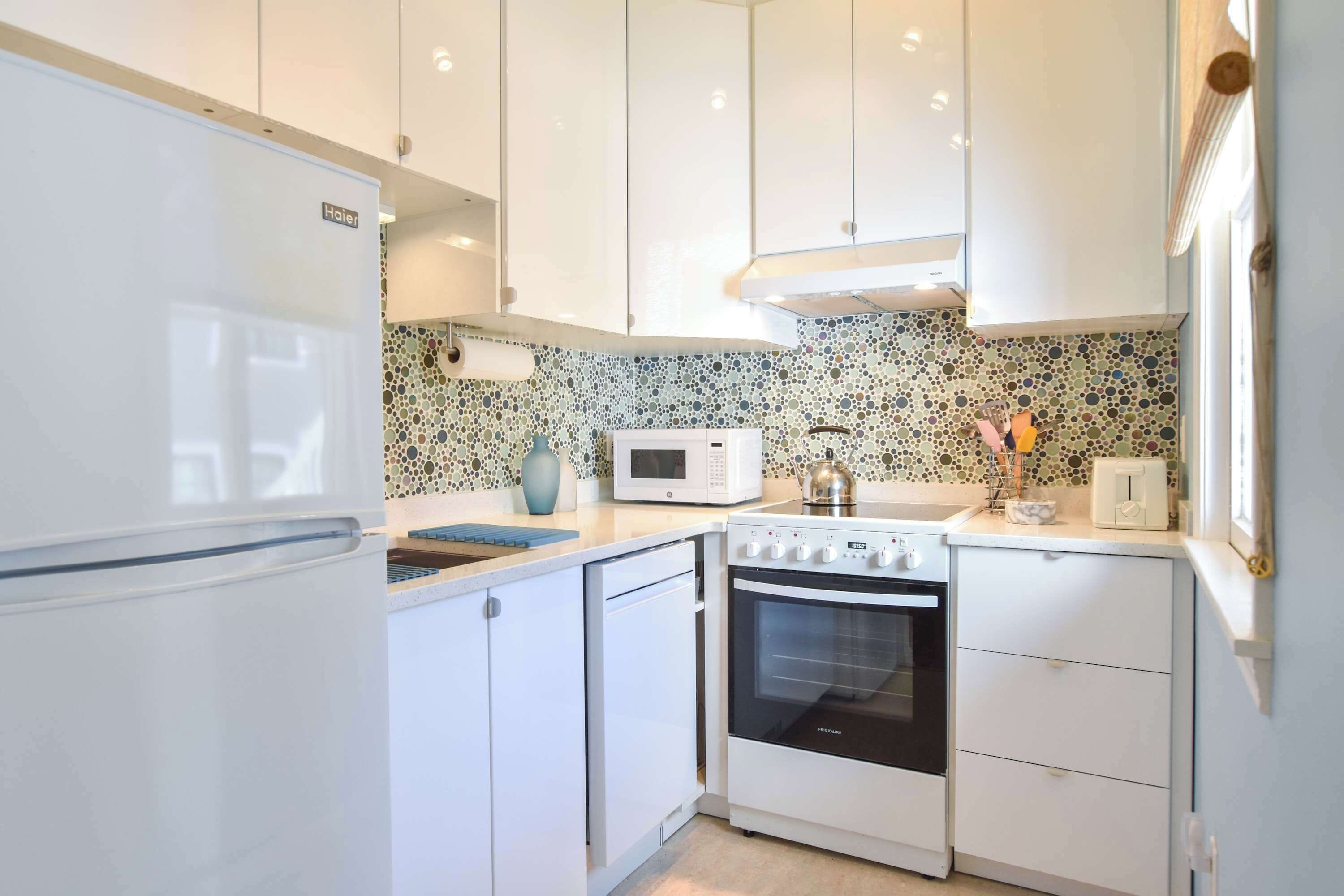 Kjøleskap, mikrobølgeovn, ovn og kokeplater