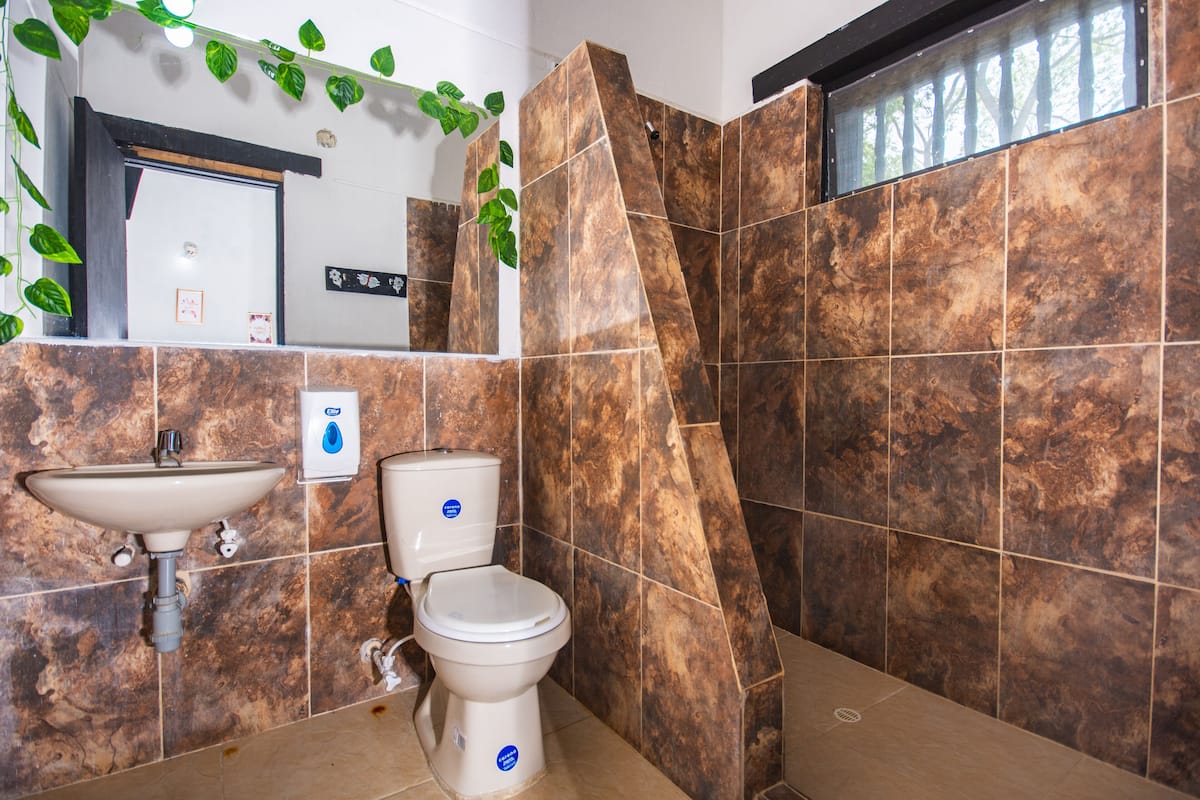 Superior Double Room | Bathroom | Shower, towels