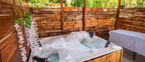 Outdoor spa tub