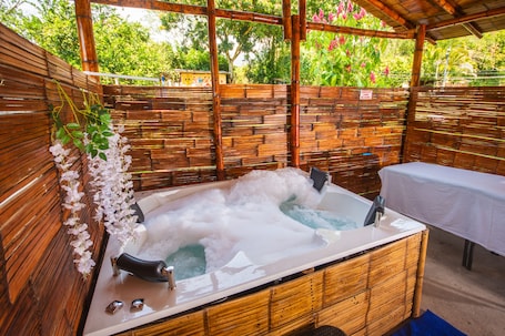 Bañera de hidromasaje exterior