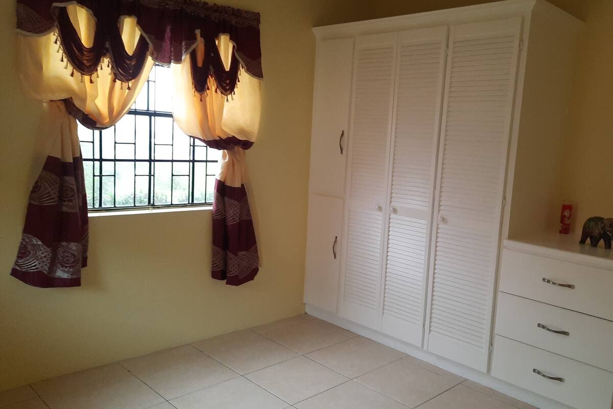 Pineapple | Laptop workspace, iron/ironing board, cribs (surcharge), WiFi (free)